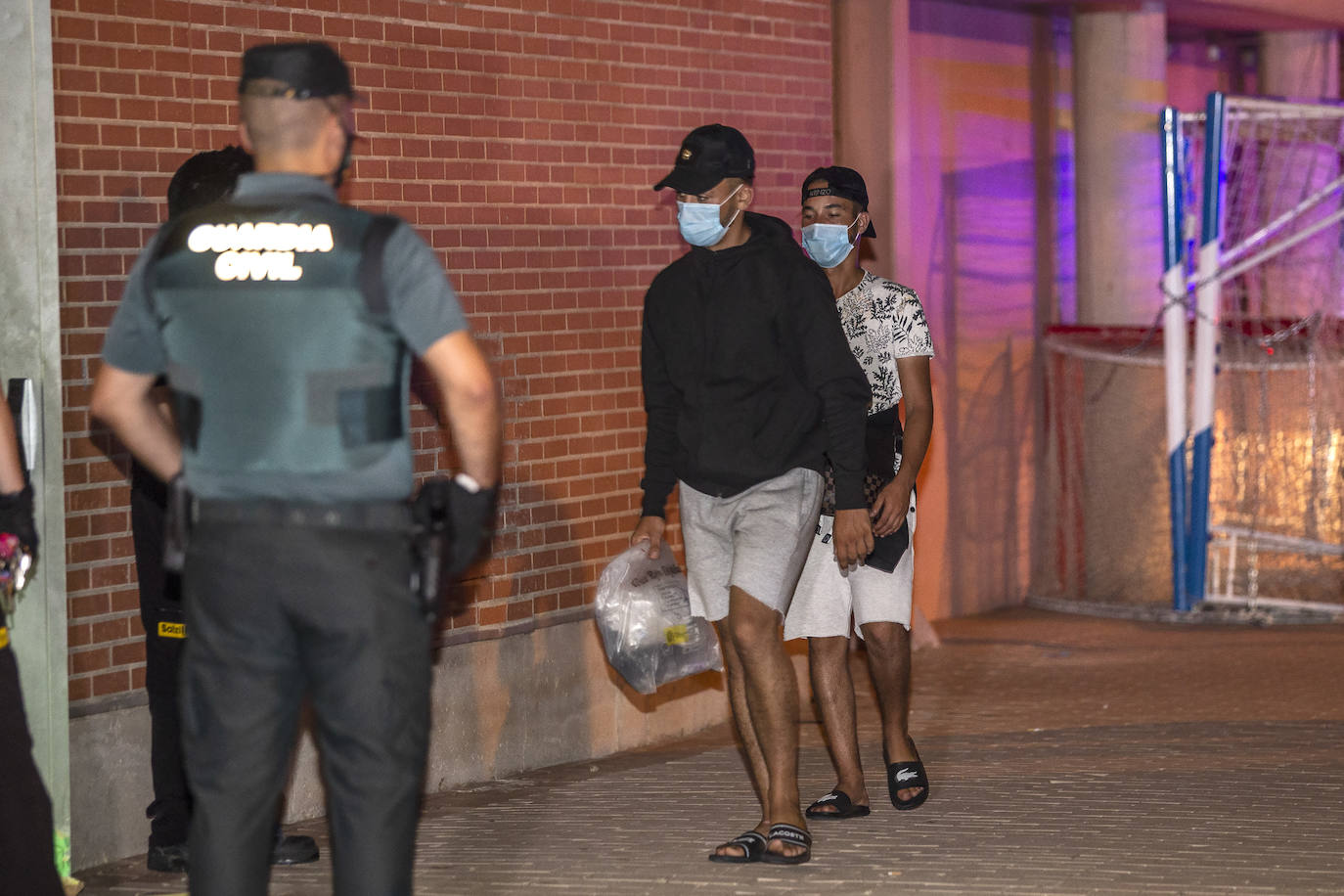 Fotos: Traslado de los inmigrantes en cuarentena al pabellón de Cabezo Beaza