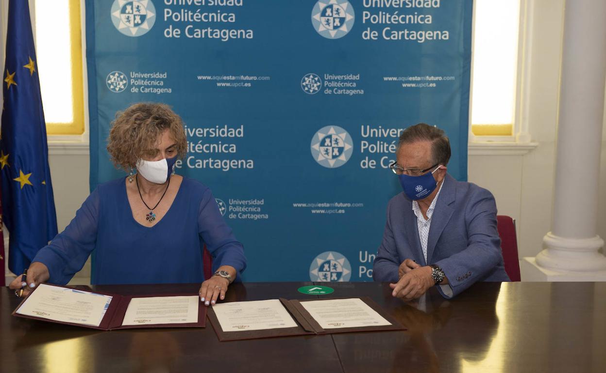 La rectora y Tomás Fuertes firman el nuevo acuerdo.