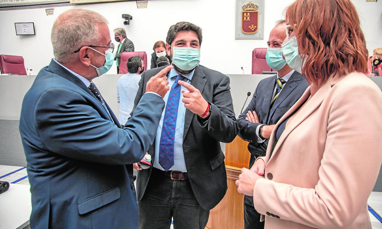 López Miras, ayer en la Asamblea, con Alberto Castillo, Javier Celdrán e Isabel Franco. 