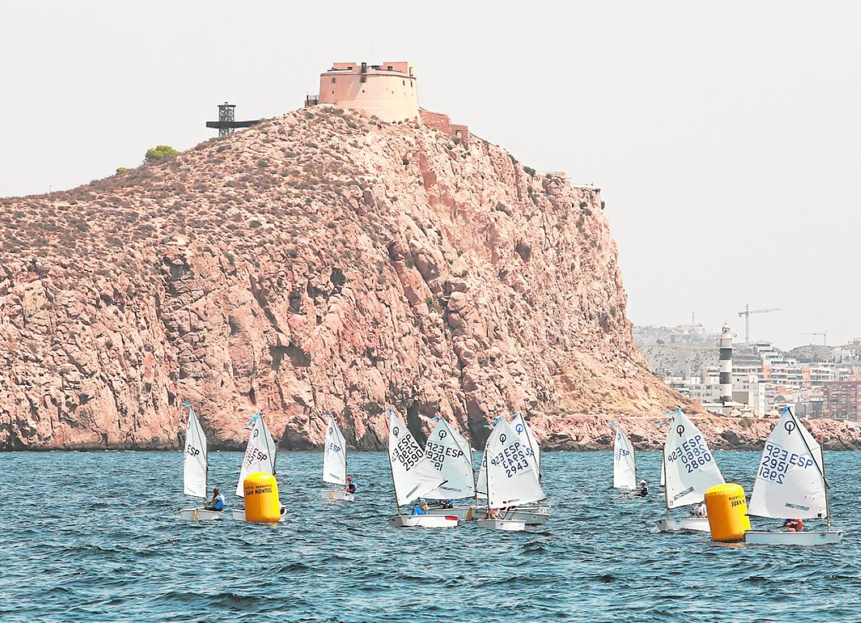 Un momento de la regata de ayer, a mediodía, en aguas de Águilas. 