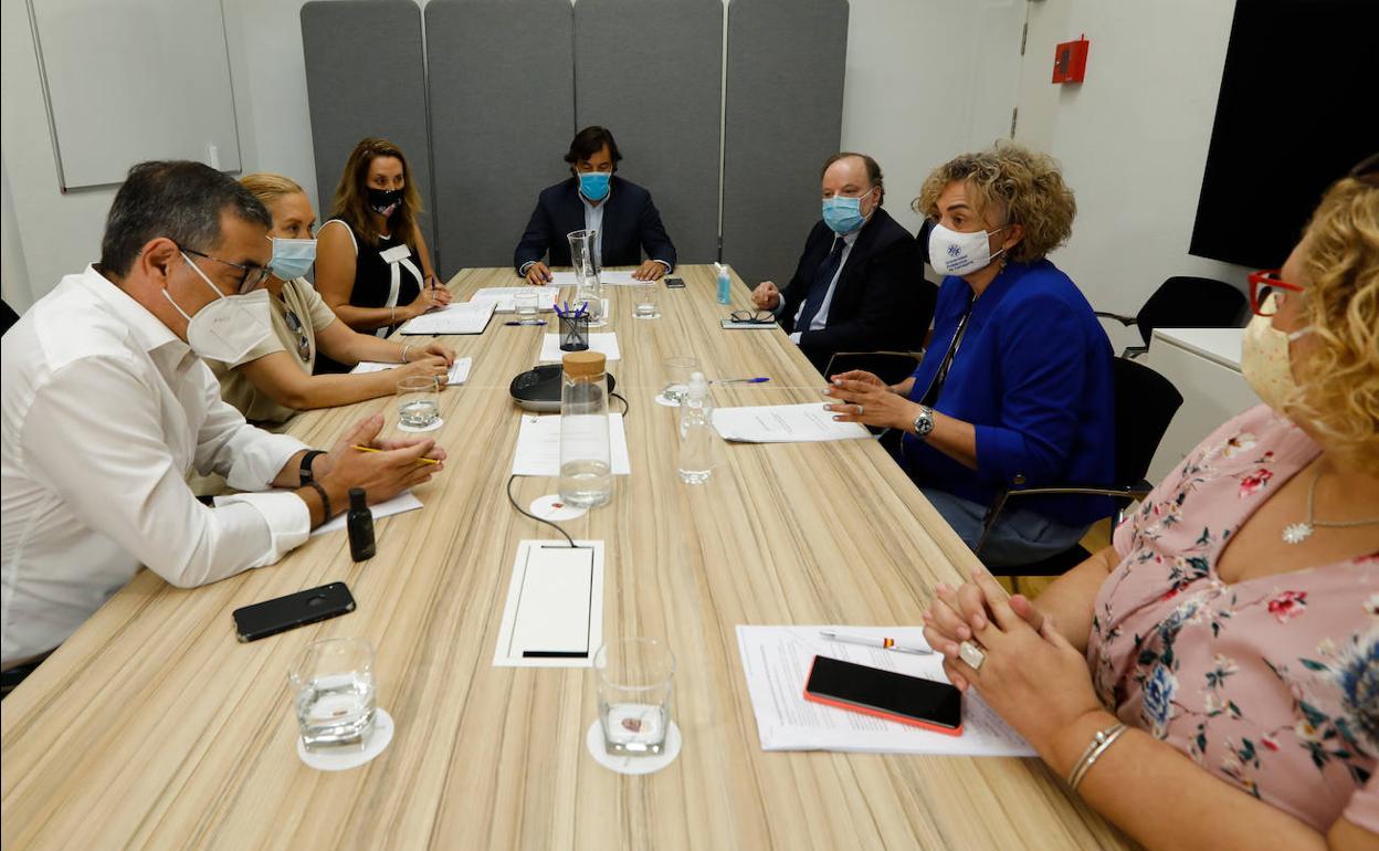 Reunión entre el consejero Motas, el director general de Salud Pública y los rectores de la UPCT.
