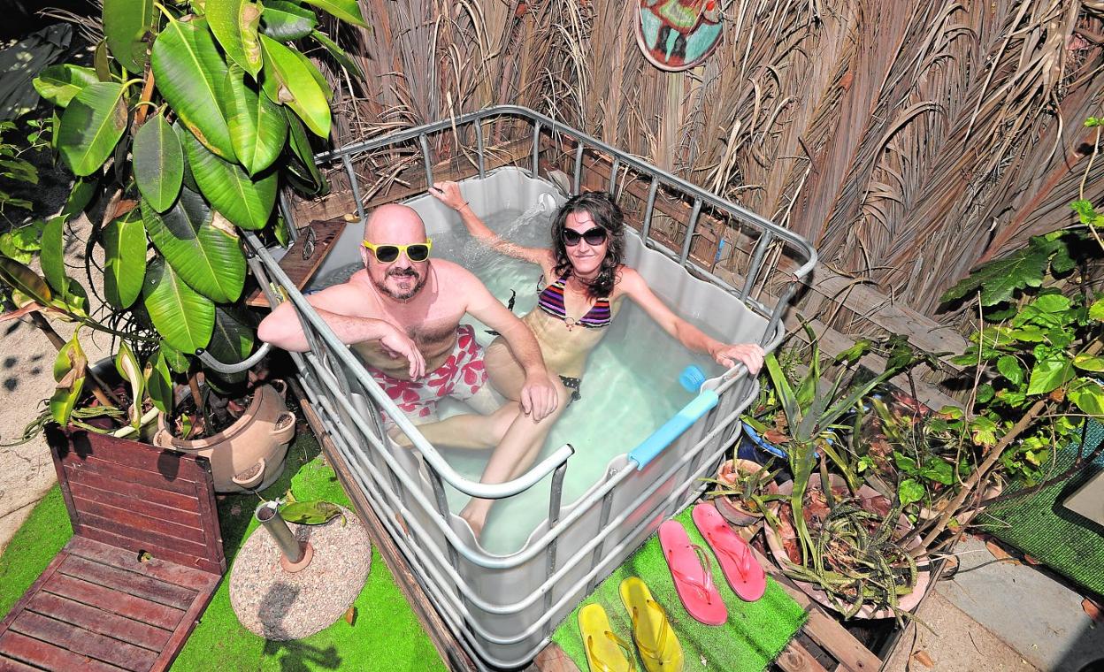 En esta intención de piscina pasan parte de este verano los artistas Petrus Borgia y Sofía Tornero en la Casa de Cristal de Cabezo de Torres. 