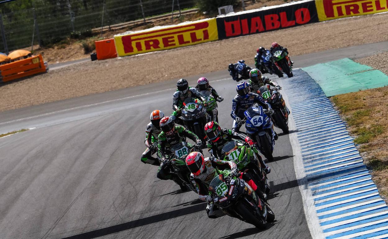 Ana Carrasco, con el número 11, toma una curva en segunda posición, este sábado en Jerez.