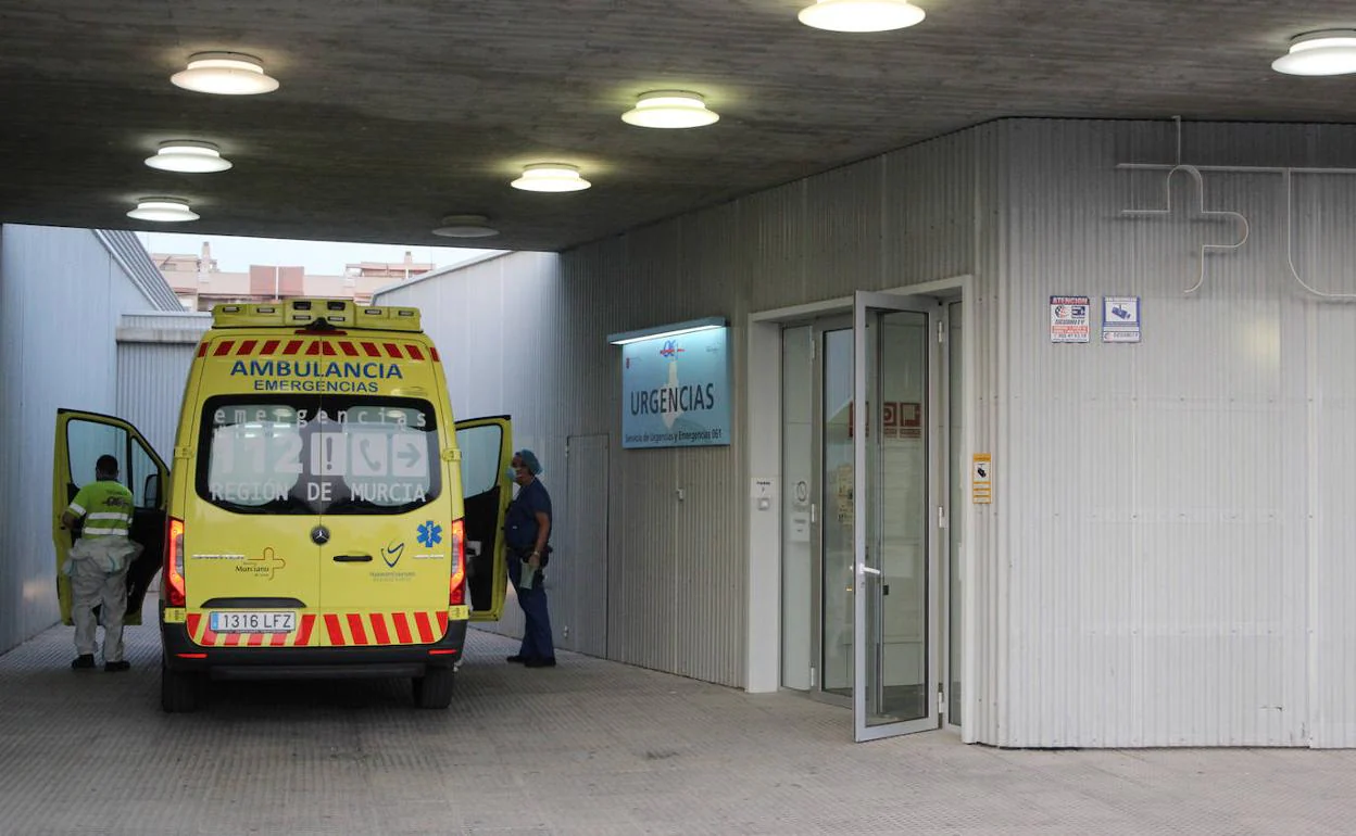 Una ambulancia, en la entrada de Urgencias del centro de salud de Sutullena, donde fue abandonado el jornalero este sábado.