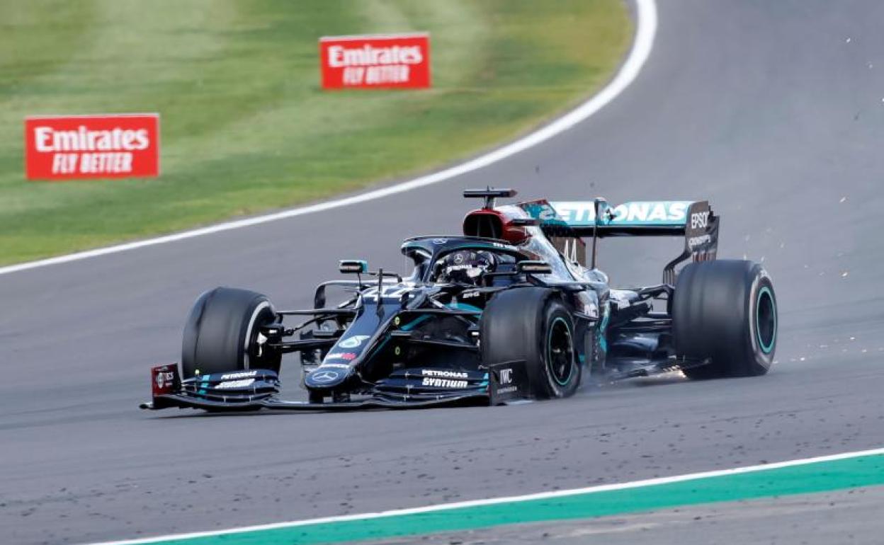 Hamilton completó la carrera con una rueda pinchada.