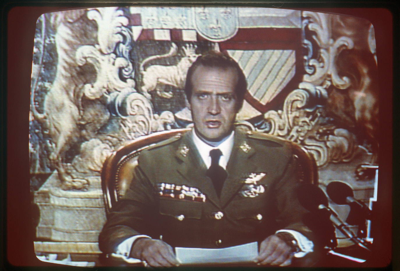 Uno de los momentos más críticos en la historia reciente de España. El intento fallido de golpe de Estado el 23 de febrero de 1981. El Rey vestido de militar salió en TVE para defender el orden vigente.