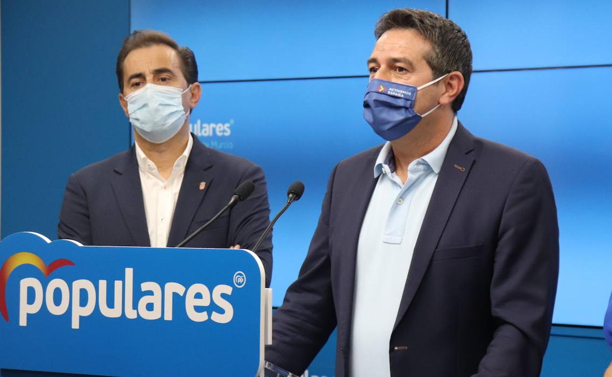 Víctor Manuel López y Joaquín Buendía, en rueda de prensa.