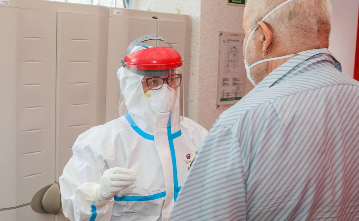 Una sanitaria realizar una prueba PCR en Lorca. 