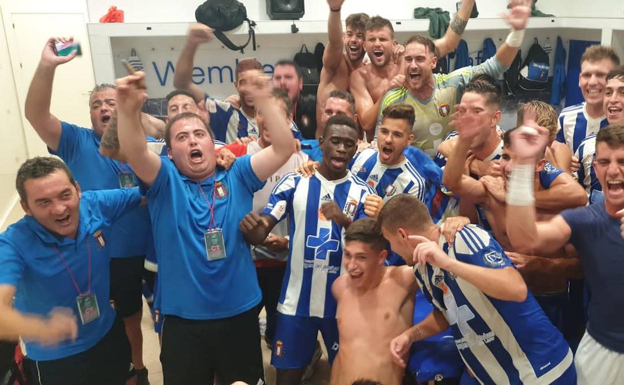 Celebración del ascenso a Segunda B del Lorca Deportiva en los vestuarios de Pinatar Arena, el 25 de julio.