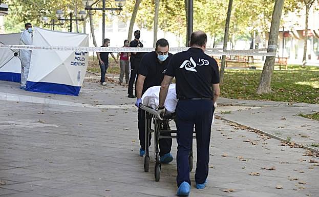 Operarios trasladan el cadaver del médico José Antonio Villegas, este martes.