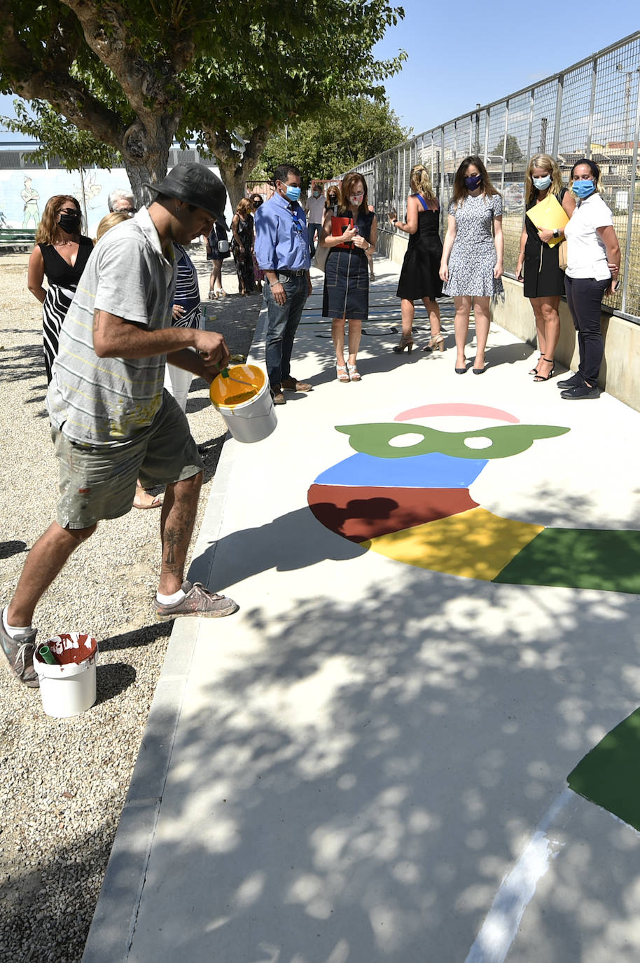 Fotos: Pintan juegos tradicionales en los patios de los colegios de Murcia