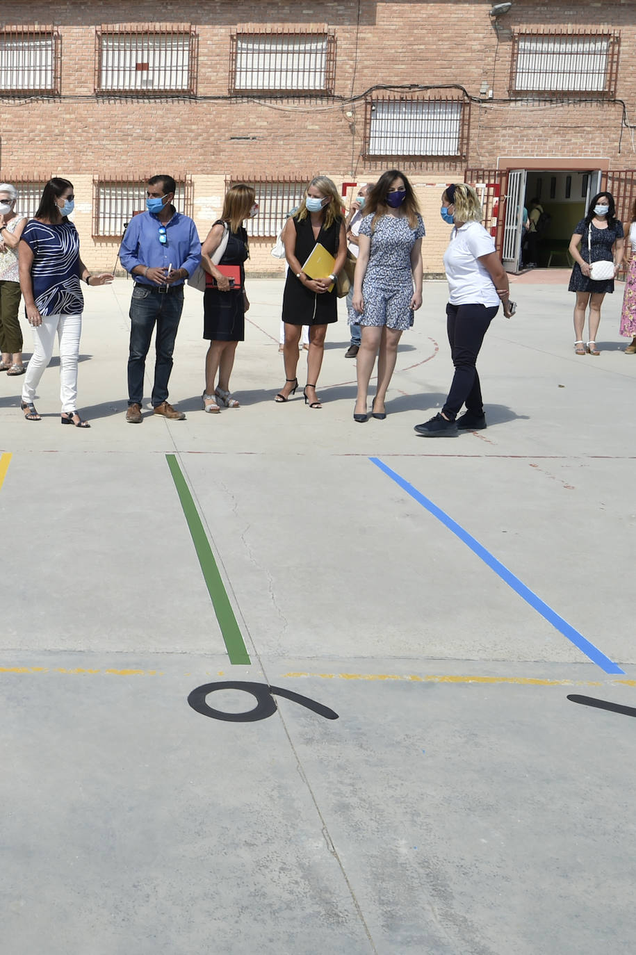 Fotos: Pintan juegos tradicionales en los patios de los colegios de Murcia