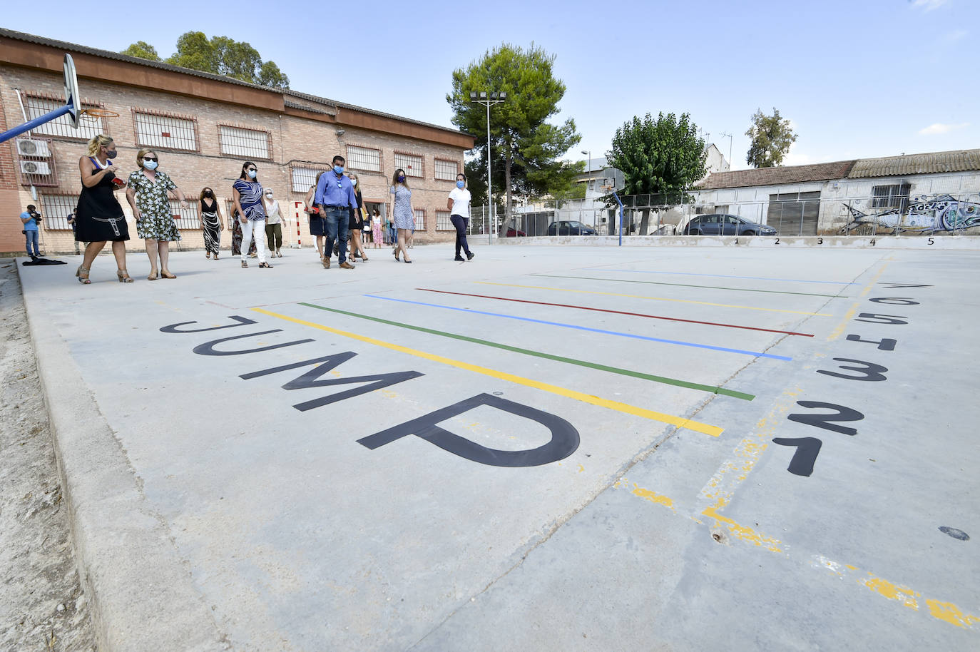 Fotos: Pintan juegos tradicionales en los patios de los colegios de Murcia