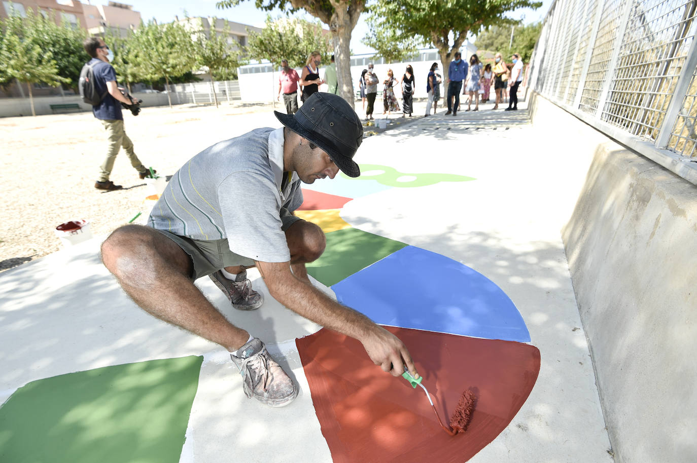 Fotos: Pintan juegos tradicionales en los patios de los colegios de Murcia