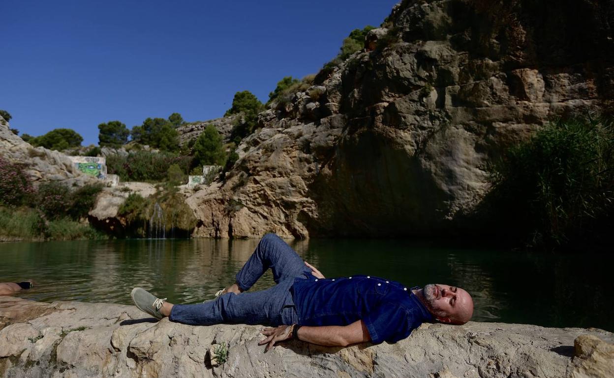 El pintor Nono García, en el espectacular paraje de Fuente Caputa. 