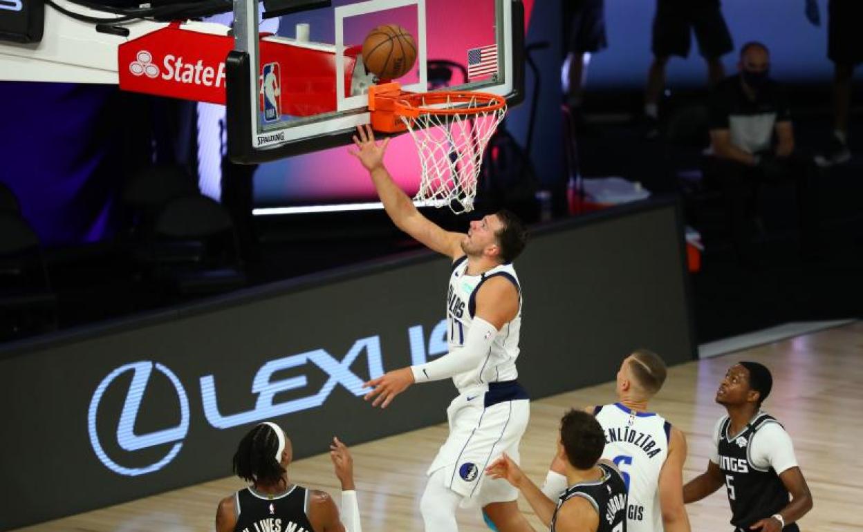 Luka Doncic lanza a canasta ante los Kings. 