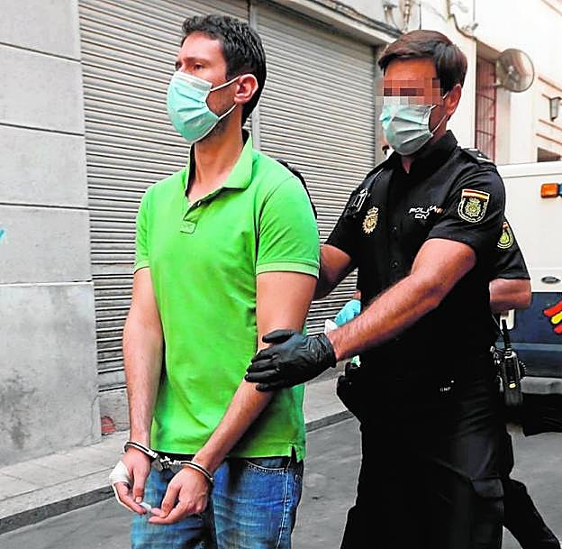 Un agente custodia a Héctor V. para trasladarlo en un furgón policial a un hospital, ayer. 