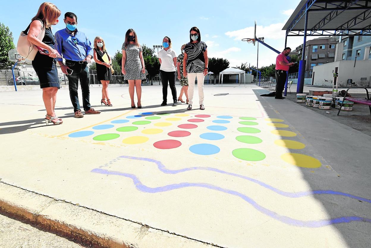 Visita de las concejales de Educación y Juventud al colegio José Moreno del barrio del Progreso. 