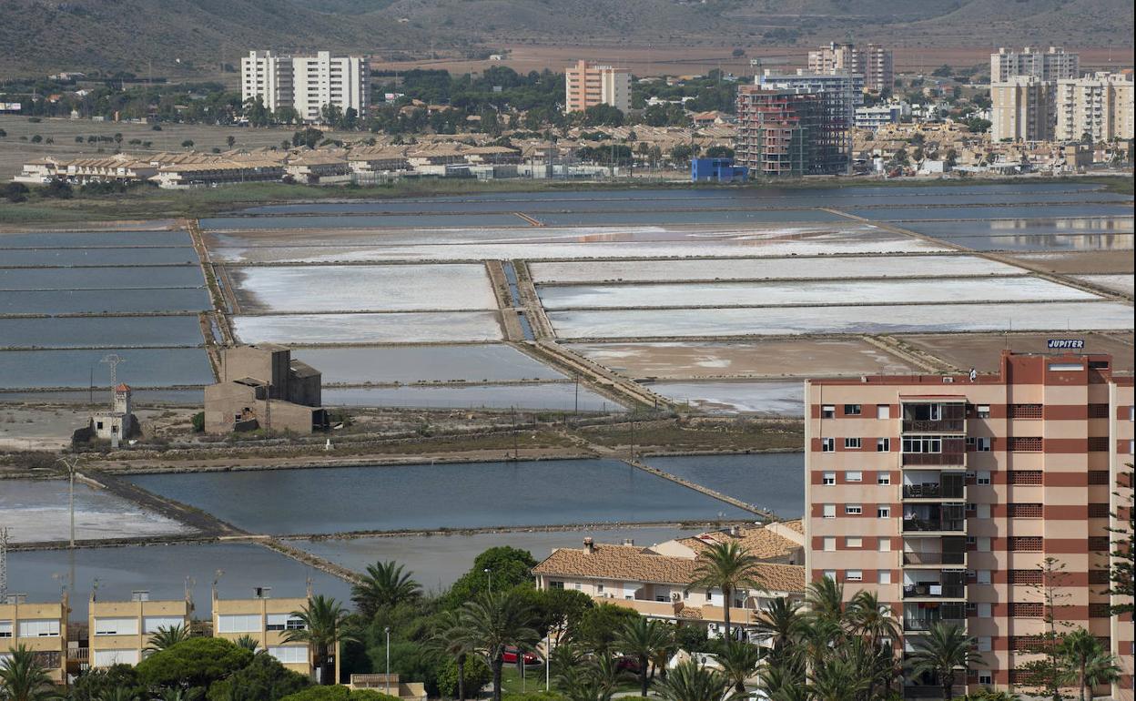 Vista de las salinas de Marchamalo, en La Manga, el pasado jueves. 