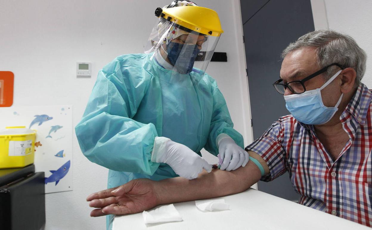 Un paciente se somete a un test de anticuerpos en el centro de salud de Vistabella, en una fotografía de archivo.