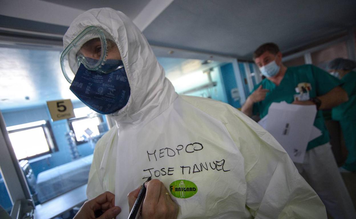 Un sanitario del hospital Morales Meseguer.