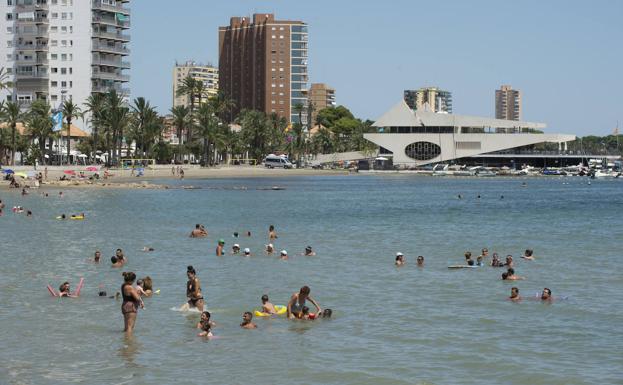 Numerosos veraneantes ocupan la playa Barnuevo, en Santiago de la Ribera. 