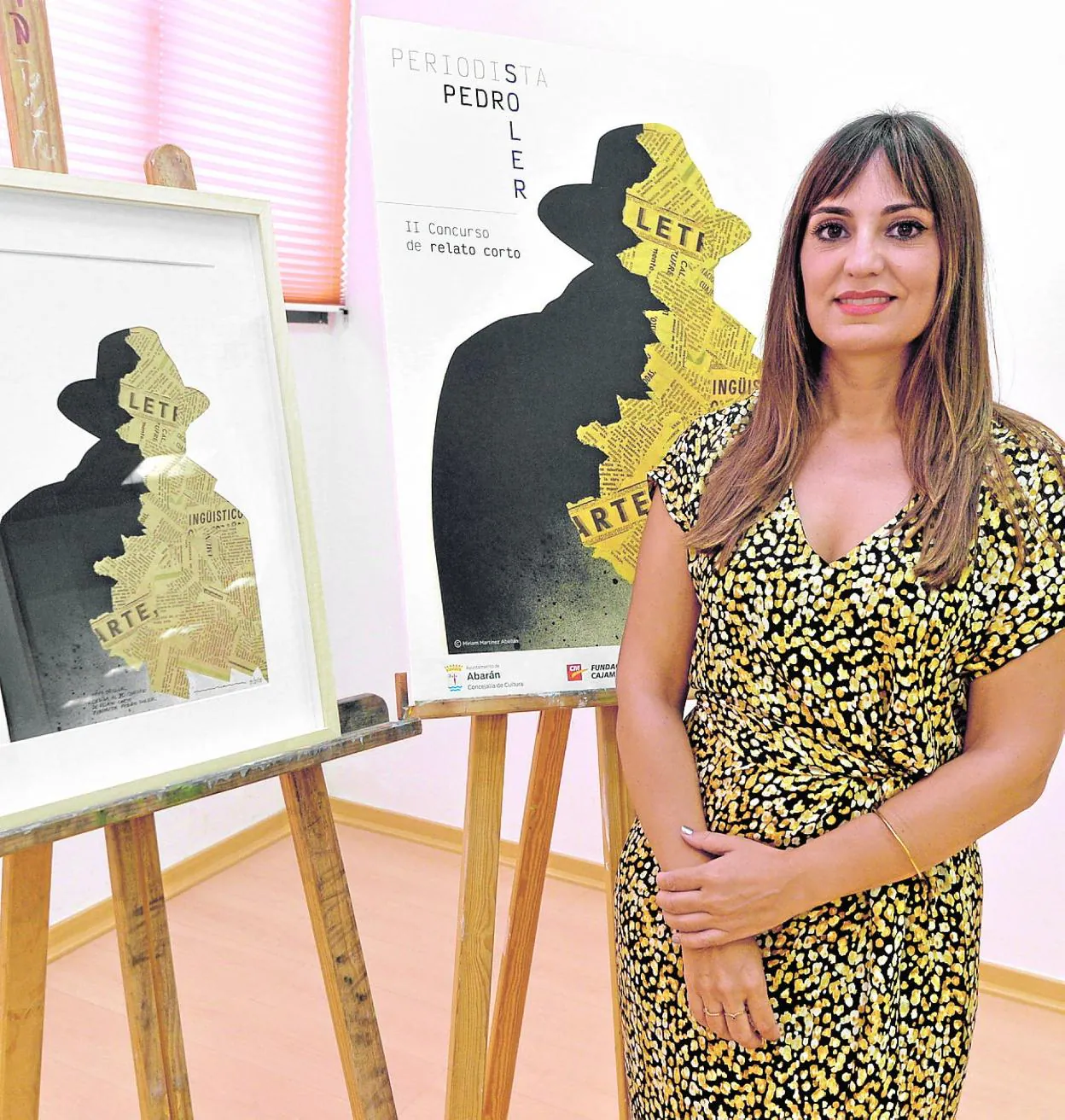 La artista ciezana Miriam Martínez Abellán con la obra original, donada a la Biblioteca de Abarán. 