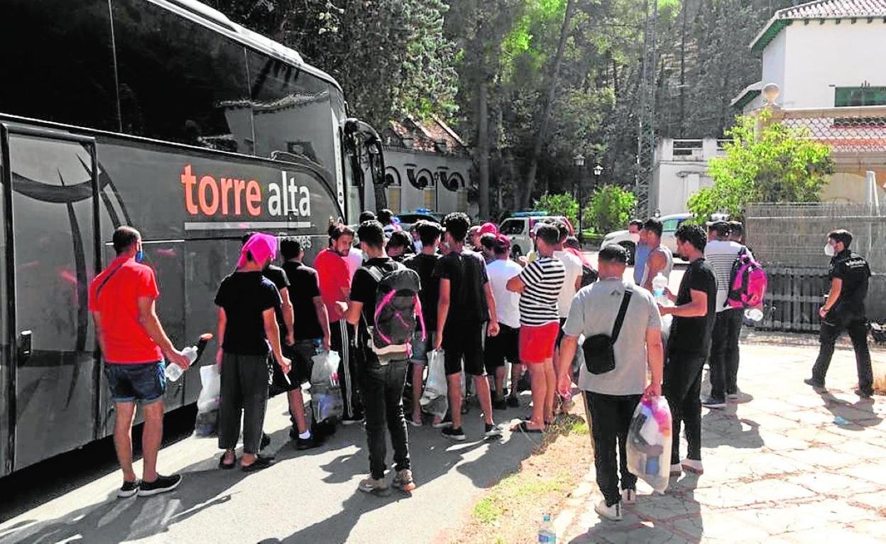 Fin de la cuarentena en el Cenajo para los inmigrantes llegados en patera a la Región