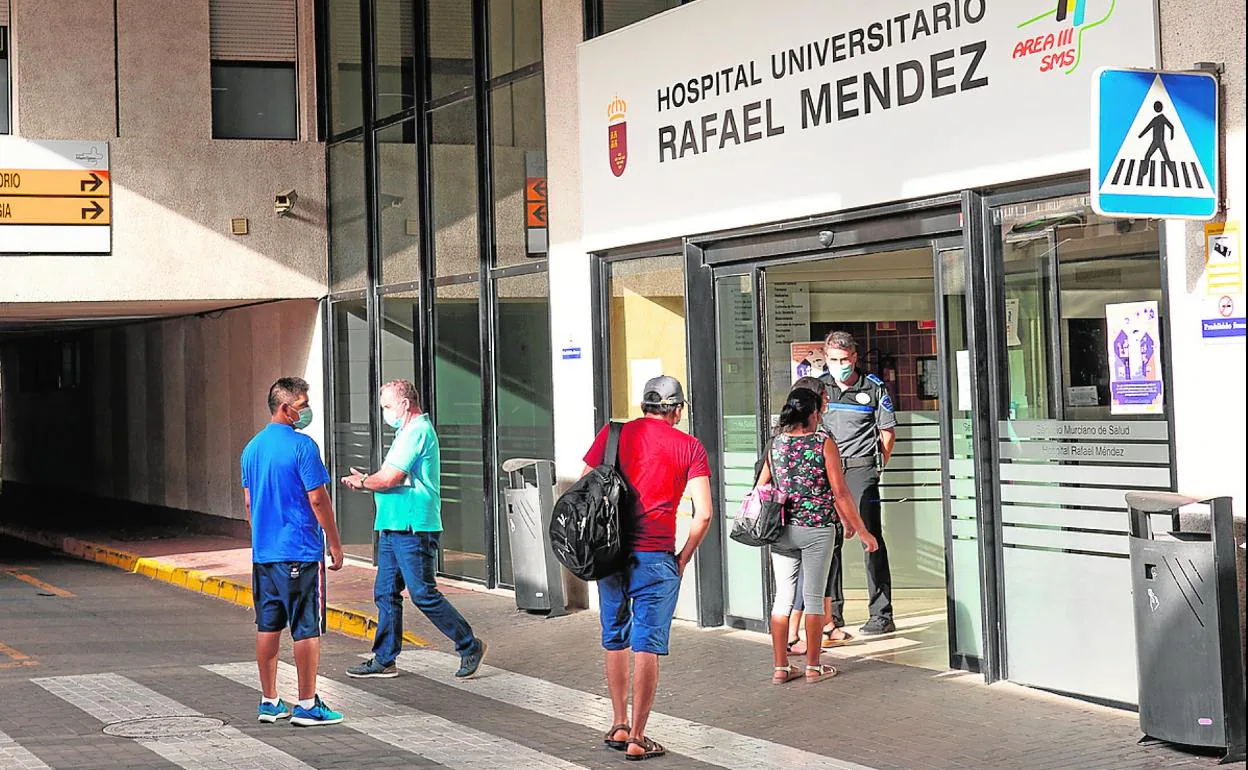 Puerta del Hospital Rafael Méndez de Lorca, donde estaba ingresada la mujer fallecida, ayer. 