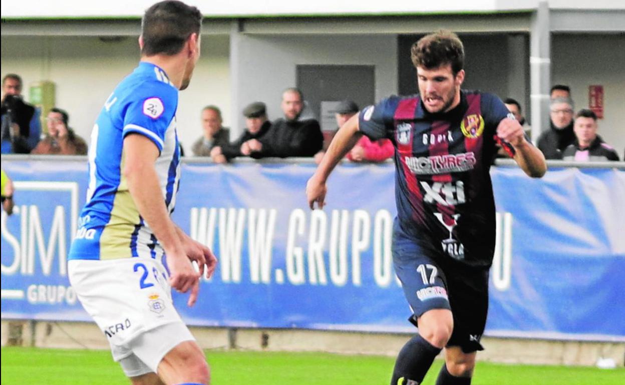 Alayeto encara a un jugador del Recreativo en un partido de la pasada temporada.