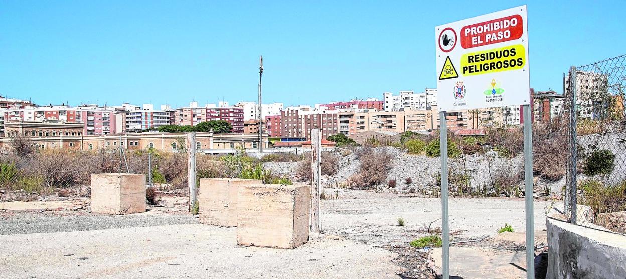 Puerta y parte del vallado que separa los terrenos de El Hondón y la carretera de La Unión destrozados. 