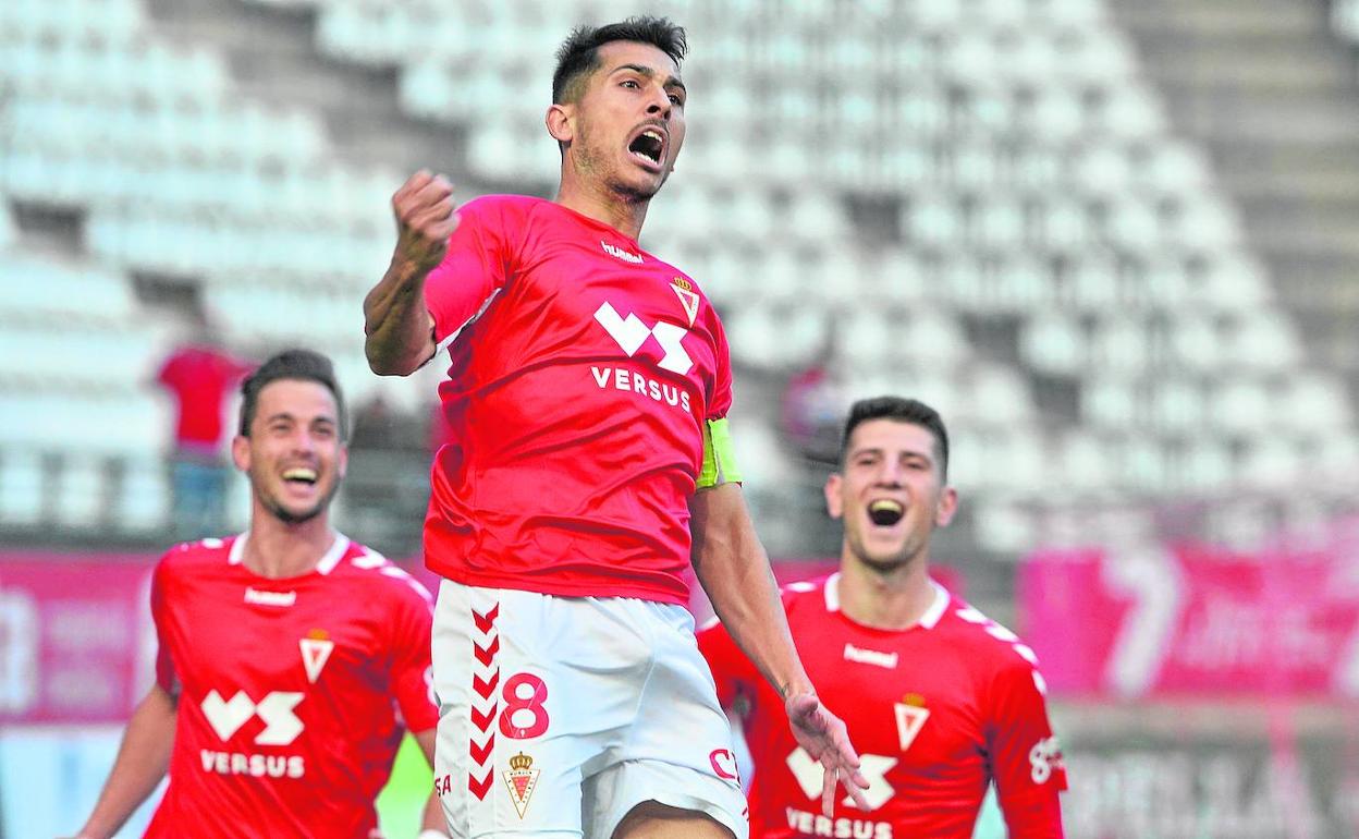 Armando celebra un gol contra el Marbella, esta temporada.