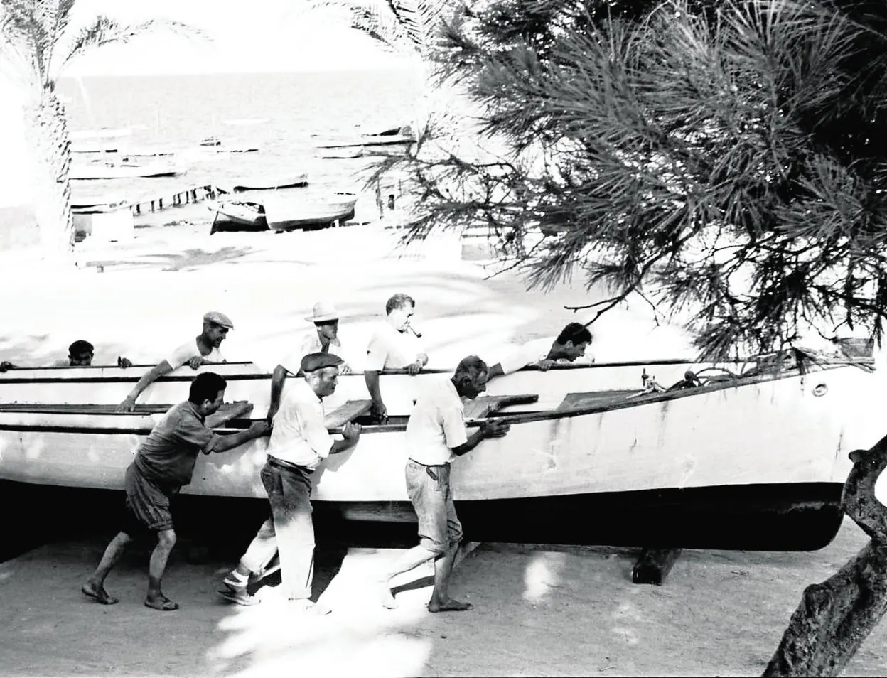 Botadura de 'La Conchita', el laúd de la familia Barnuevo, en 1958.