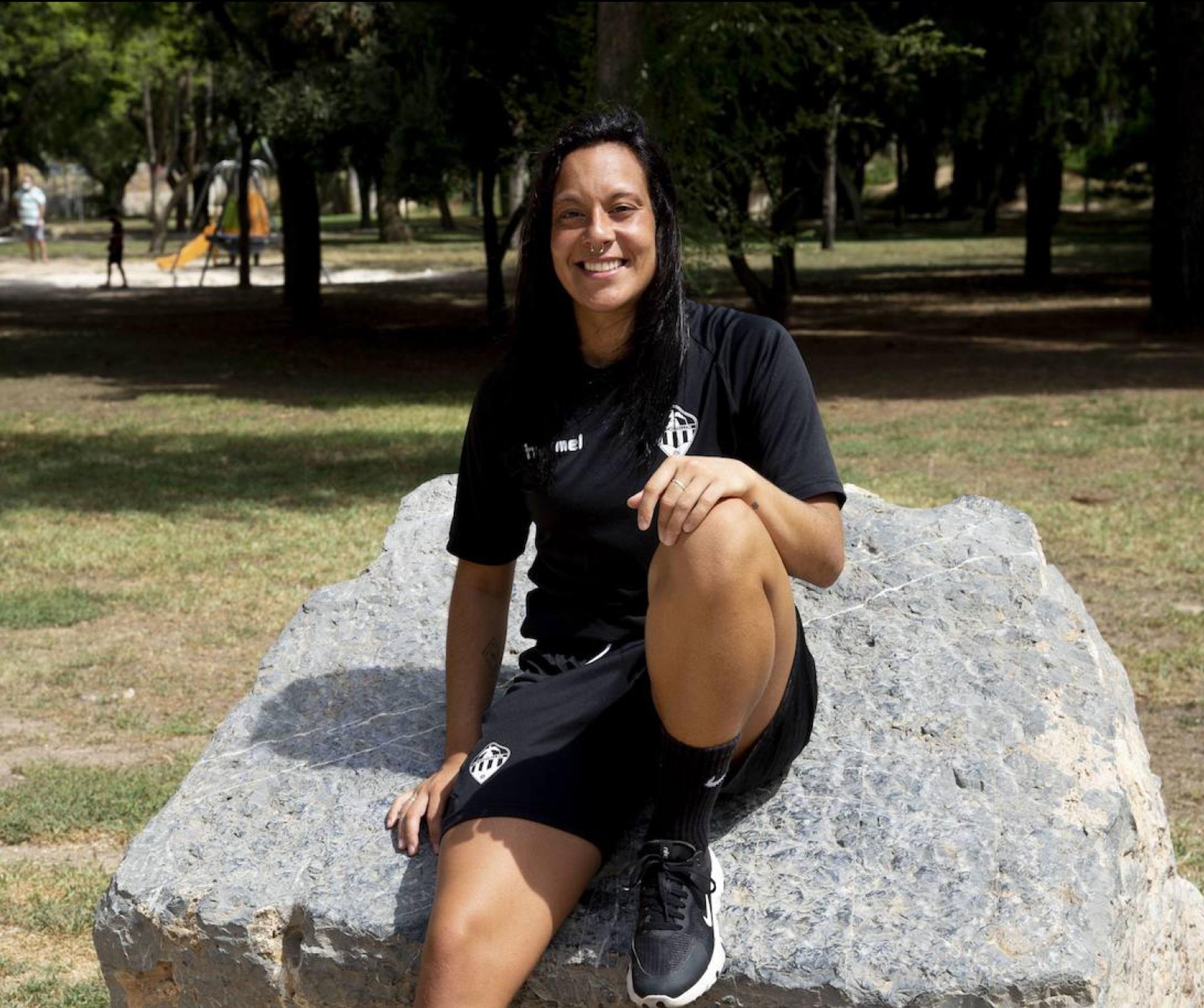 Luzme Queipo, durante sus vacaciones en Cartagena, en el parque de la rambla de Benipila.
