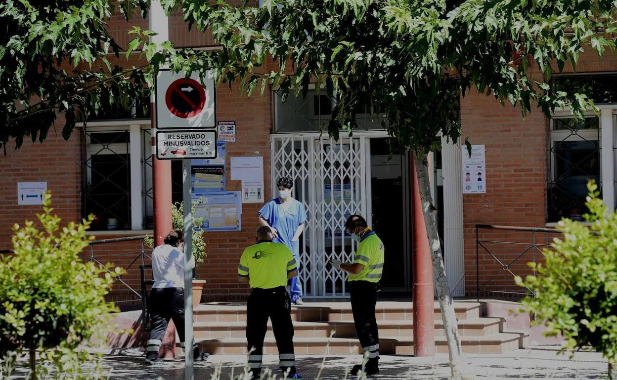 Personal de Emergencias en la entrada del centro de salud, este domingo.