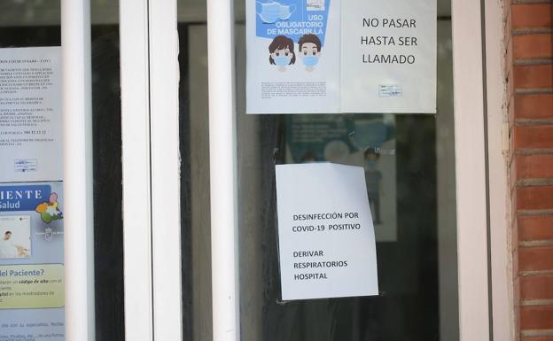 Un cartel informa de la desinfección en la puerta del centro.