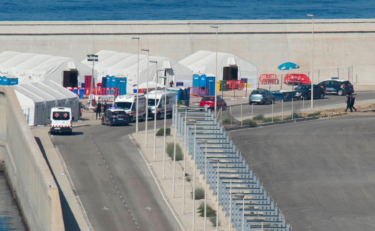 Inmigrantes irregulares, este sábado, en el puerto de Escombreras.