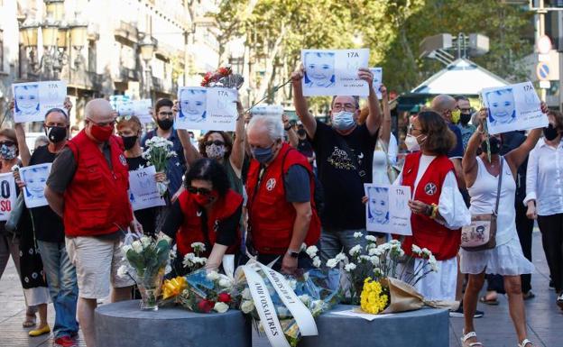 Familiares de las víctimas del atentado participan en la ofrenda floral. 