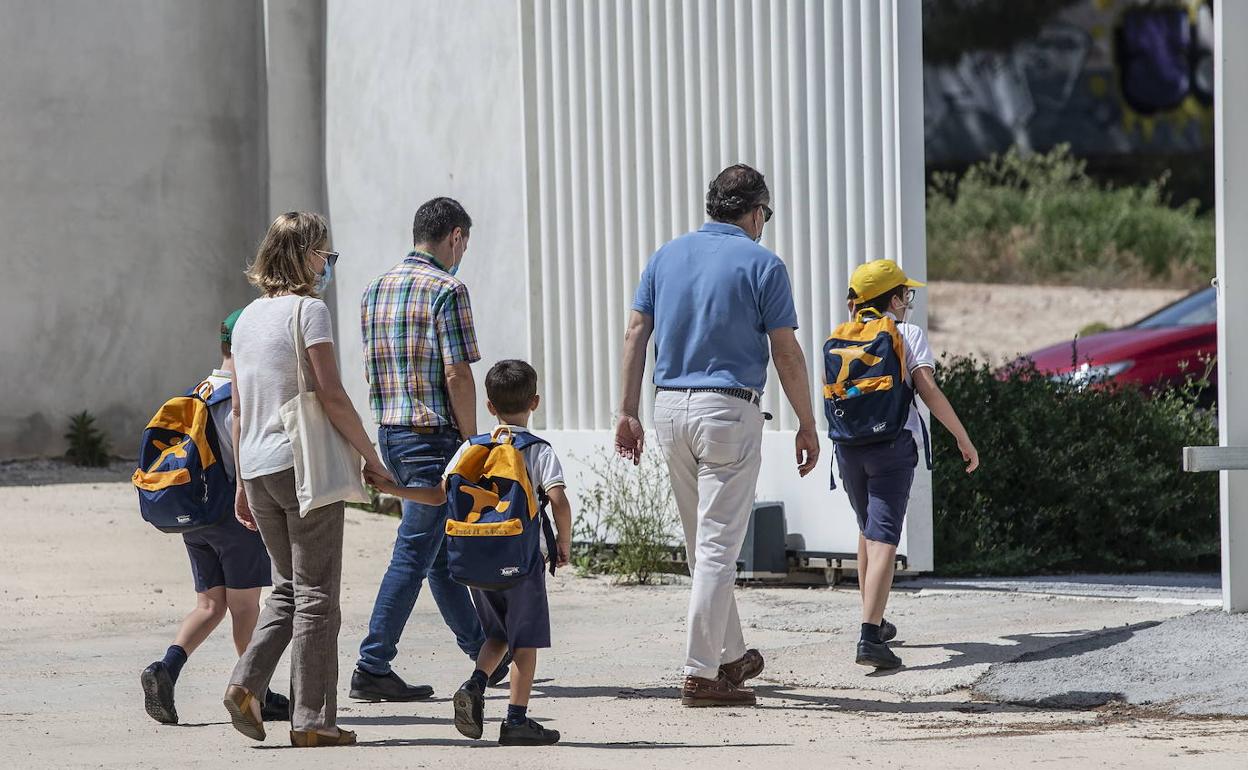 Varios padres llevan a sus hijos al colegio, en una fotografía de archivo.