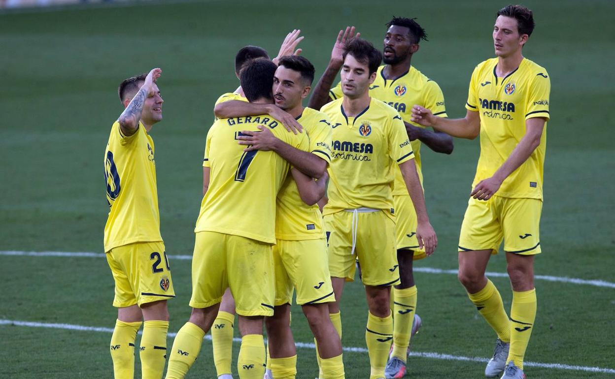 Los jugadores del Villarreal felicitan a Gerard Moreno tras marcar ante el Eibar, en una encuentro de la temporada pasada.