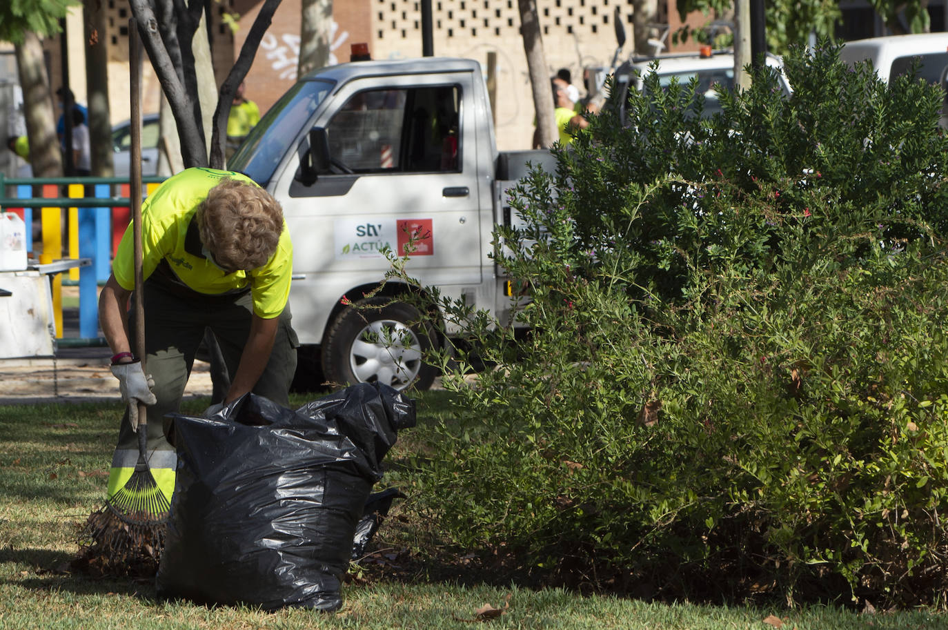 Fotos: Trabajos de limpieza y desinfección diarios en los parques de Murcia