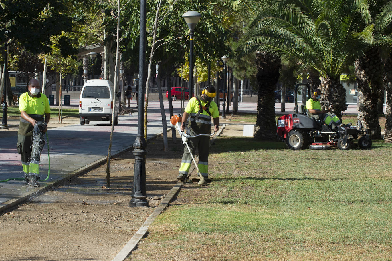 Fotos: Trabajos de limpieza y desinfección diarios en los parques de Murcia