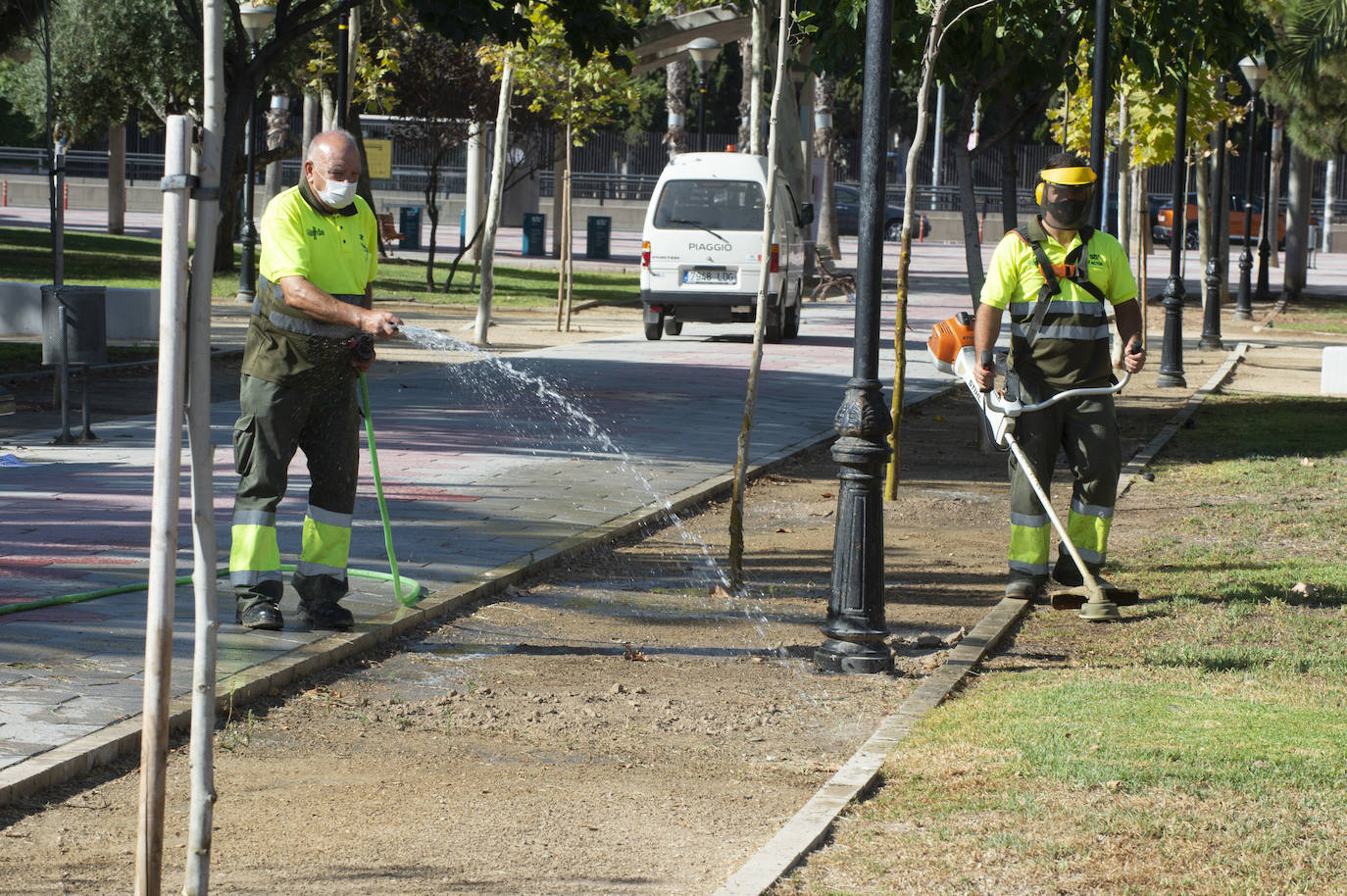 Fotos: Trabajos de limpieza y desinfección diarios en los parques de Murcia
