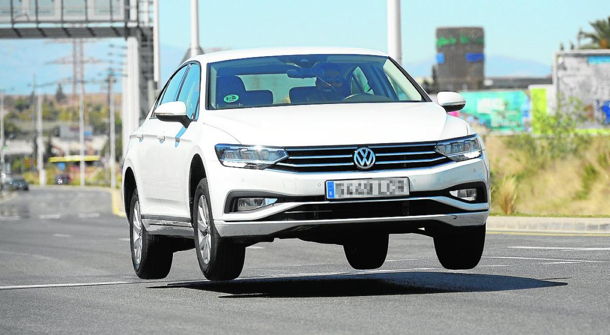 Un turismo, ayer, queda casi suspendido en el aire al pasar por el gran bache en la Costera Norte. 