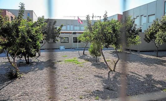 Aulas prefabricadas en el patio del IES Los Molinos, en Barrio Peral. 