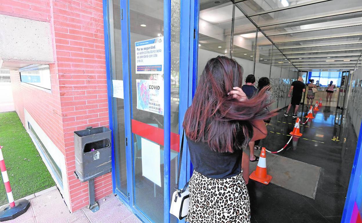 Acceso al consultorio de El Progreso, habilitado para la recogida de muestras para PCR en el área de salud Murcia Este, ayer.