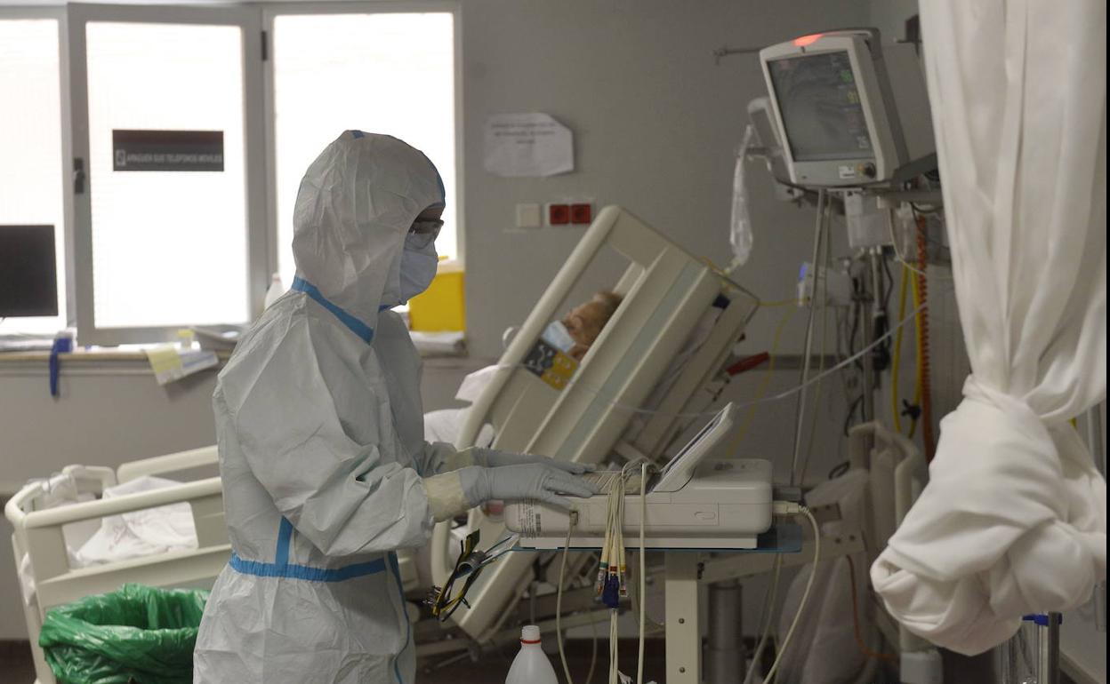 Sanitario del hospital Virgen de la Arrixaca, en una fotografía de archivo.