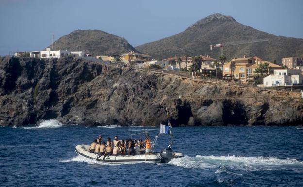 Un grupo de buceadores, este lunes, en la reserva de Cabo de Palos-Islas Hormigas. 