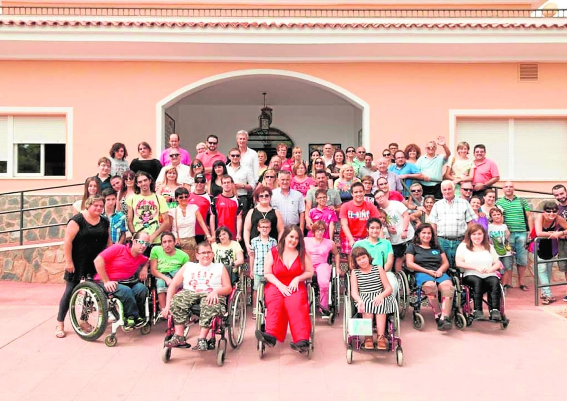 Miembros de la asociación, en una jornada de convivencia en el centro de hemofilia La Charca de Totana el pasado año. 