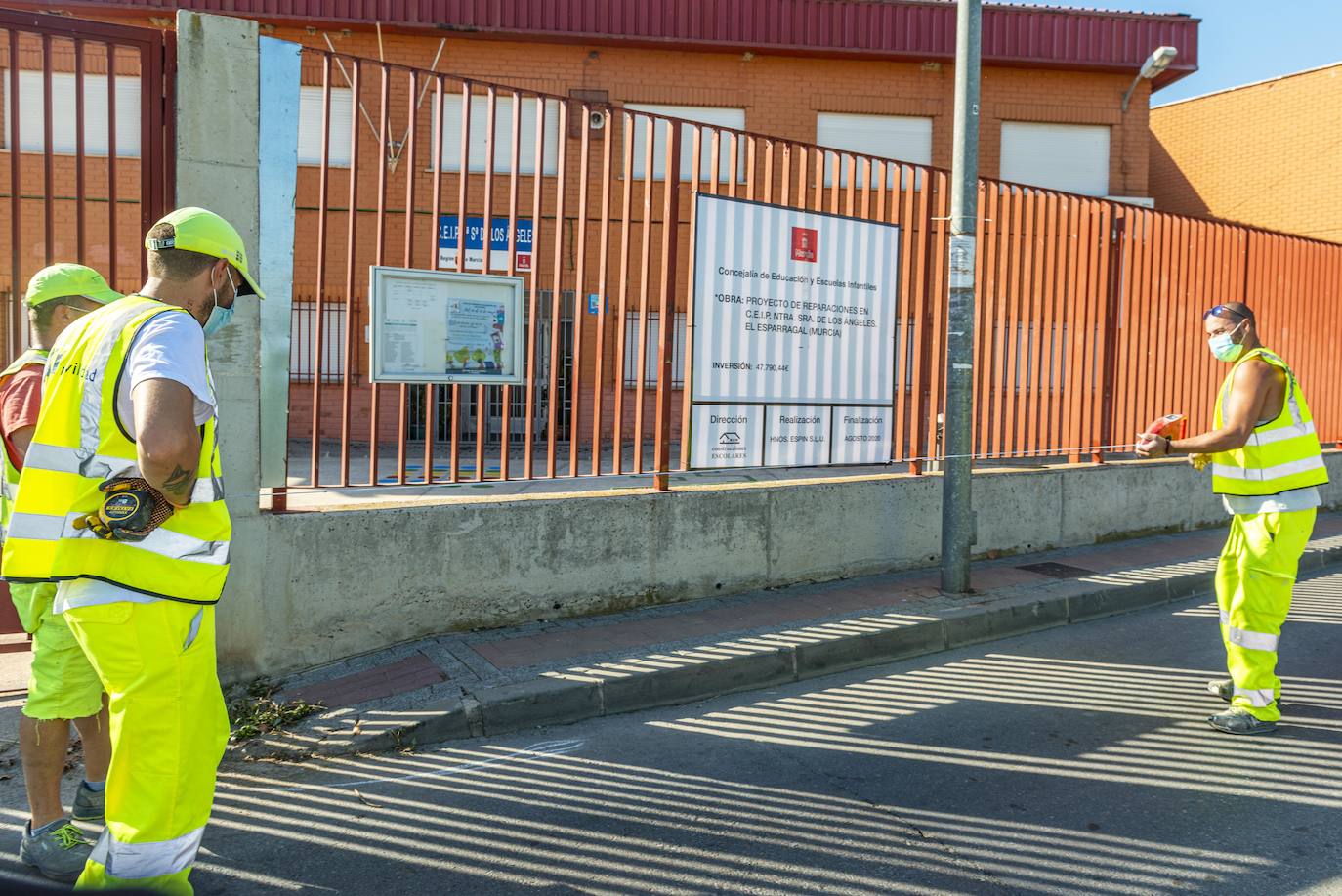 Fotos: Mensajes para prevnir el coronavirus junto a 116 colegios públicos de Murcia